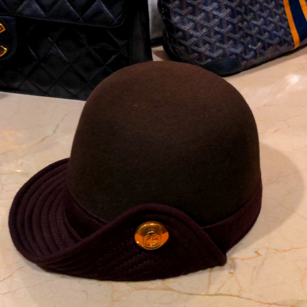 Febulous GUCCI round hat in brown with gold button